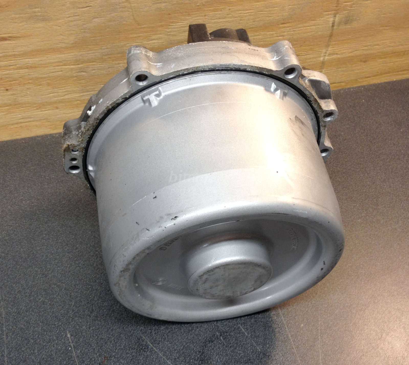 Genuine BMW E53 X5 4.4i Bosch Alternator Generator Water Cooled V8 E38