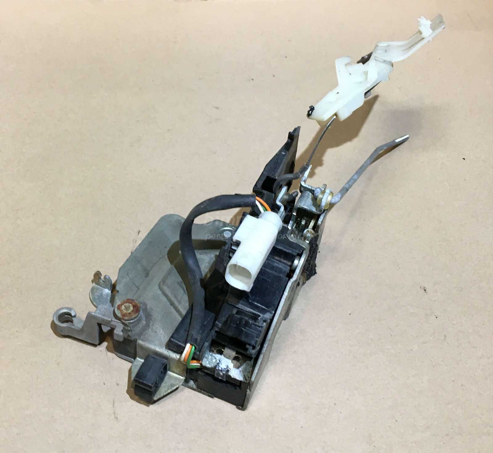 BMW E38 7Series Right Front Passengers Door Latch Lock 740iL E39 1995