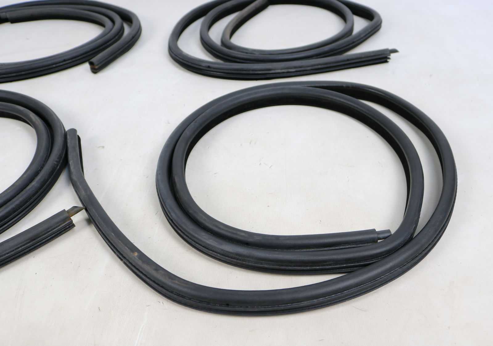 BMW E46 Sedan Doors Gaskets Rubber Seals Edge Trims Front Rear Set 1999