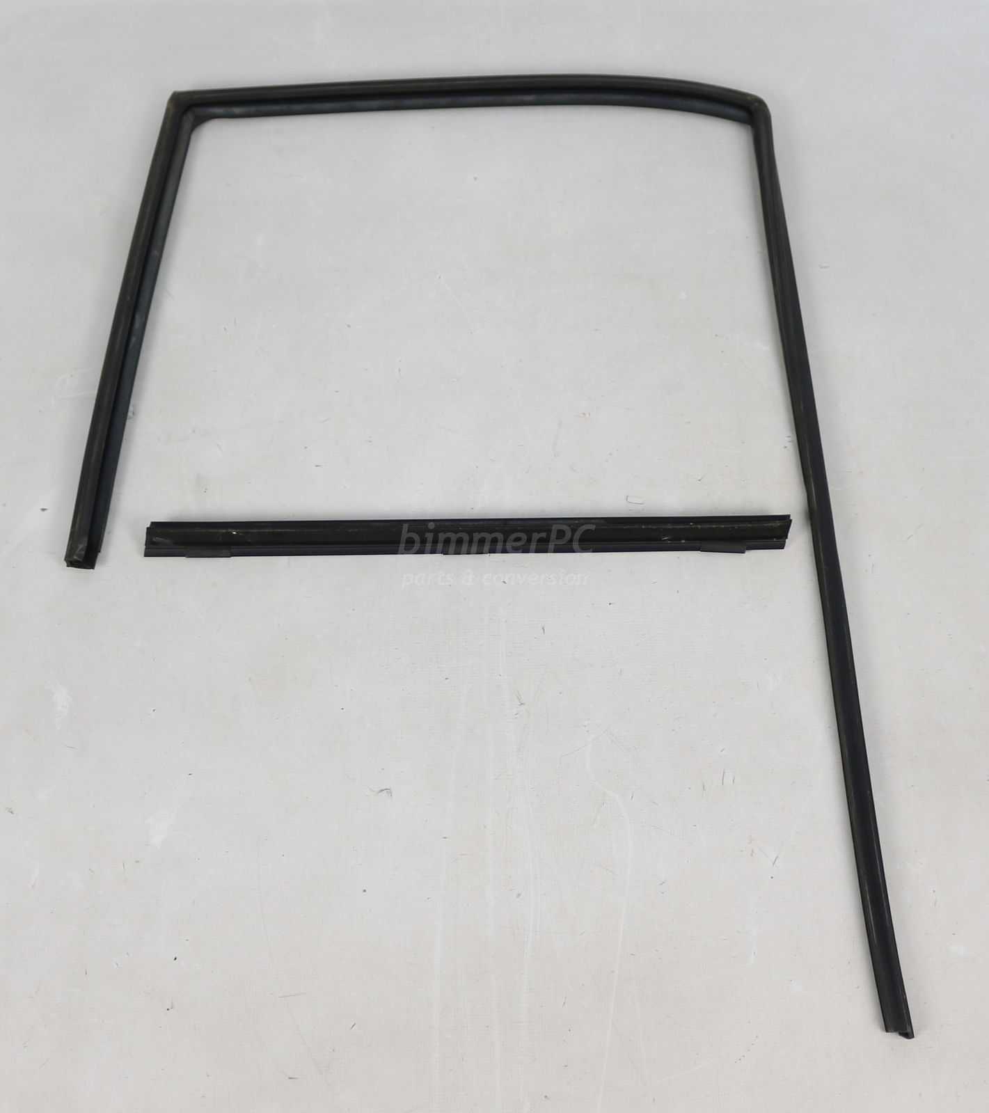 BMW E36 Left Rear Passengers Door Rubber Window Seal Glass Guide 1992